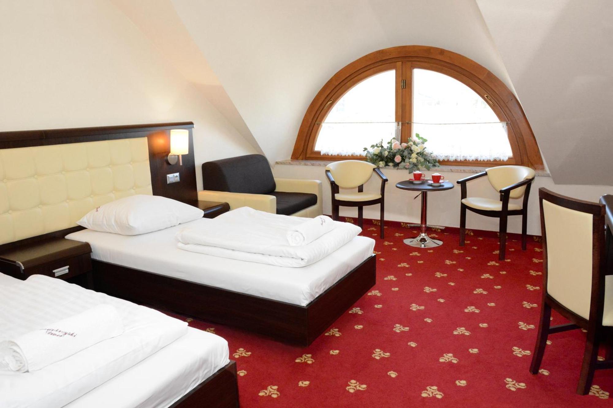 Hotel Swietokrzyski Dwor Nowa Słupia Kültér fotó