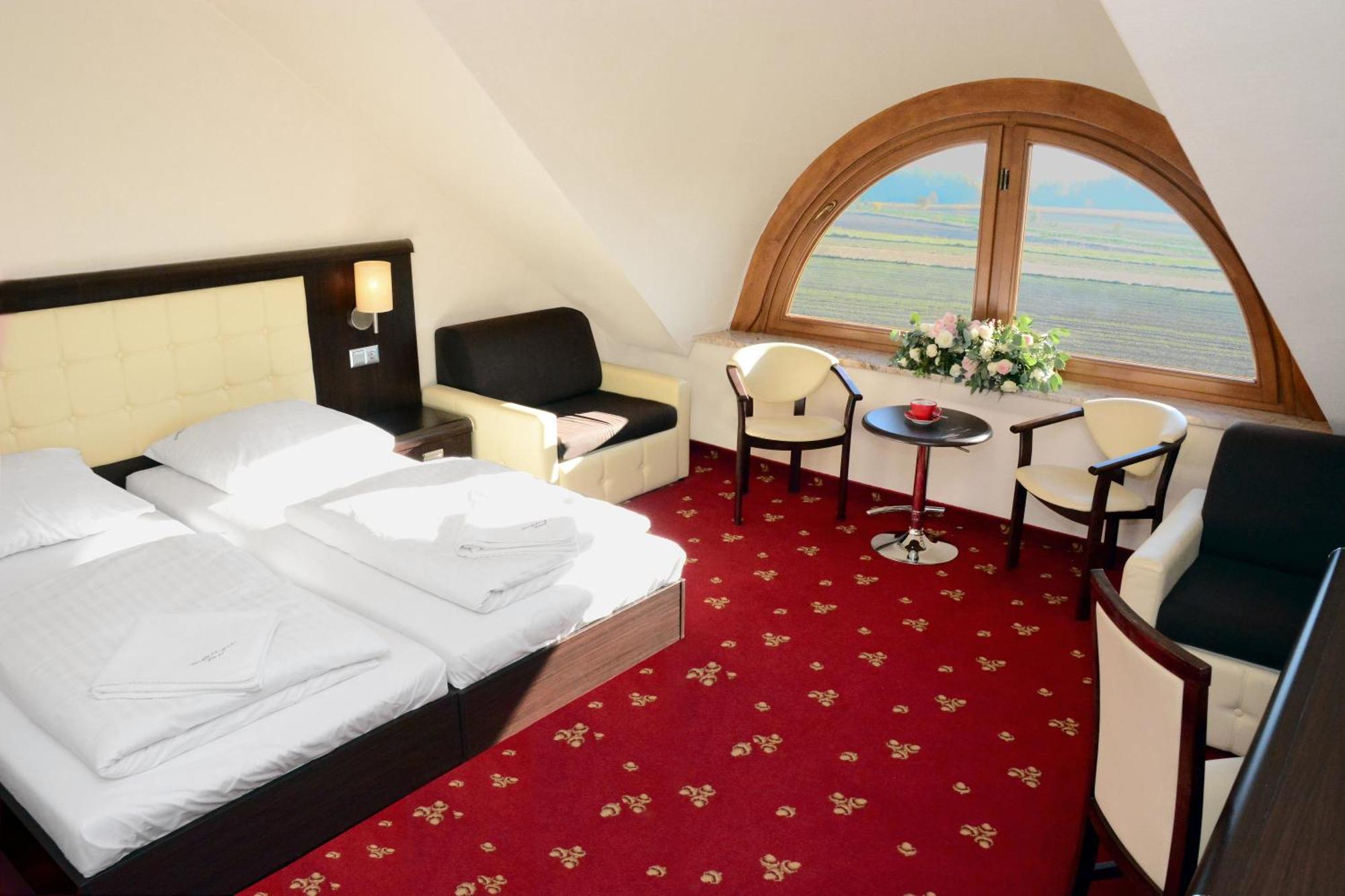 Hotel Swietokrzyski Dwor Nowa Słupia Kültér fotó