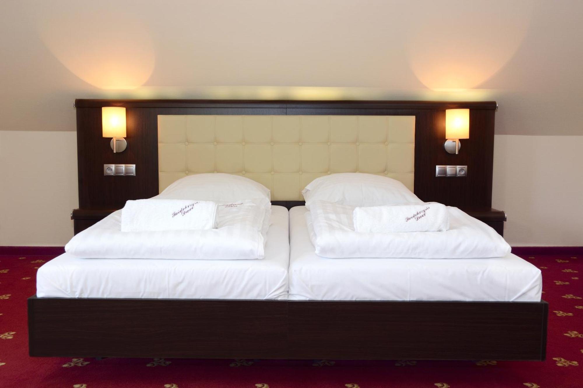 Hotel Swietokrzyski Dwor Nowa Słupia Kültér fotó