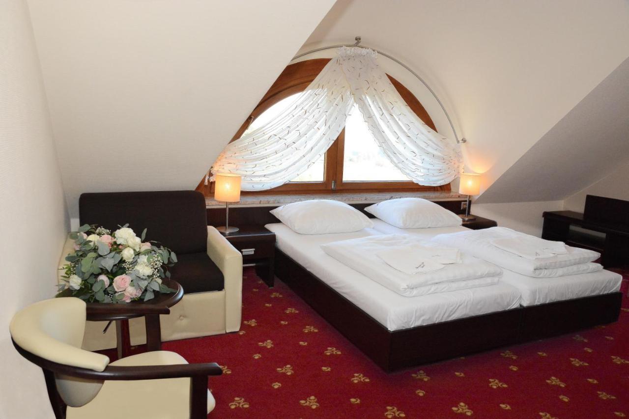 Hotel Swietokrzyski Dwor Nowa Słupia Kültér fotó